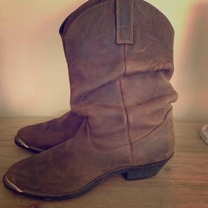 Leather cowboy boots 🤠